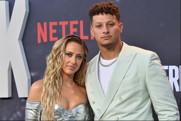 El mariscal de campo de fútbol americano estadounidense Patrick Mahomes y su esposa Brittany Mahomes en el estreno de la serie documental de Netflix "Quarterback" en el Teatro Tudum de Los Ángeles, el 11 de julio de 2023 (Foto: Chris Delmas / AFP )