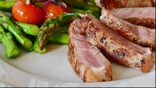 Así debes distribuir tus alimentos en el plato para comer saludable, según la Universidad de Harvard