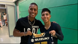 Tras el empate entre Santos y Pumas: Piero Quispe le regaló su camiseta a Pedro Aquino
