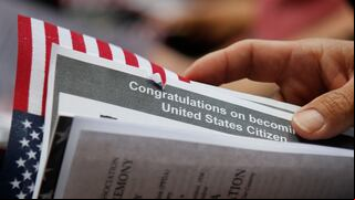 USCIS: ¿Quiénes pueden recibir la ciudadanía americana en solo un año?