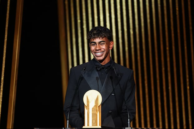 Lamine Yamal recibió el Kopa Trophy en la gala del Balón de Oro. (Foto: AFP)