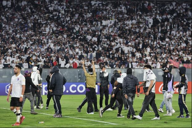 Los hinchas de Colo Colo irrumpieron en el campo de juego del partido contra Fortaleza. (Photo by Javier TORRES / AFP)