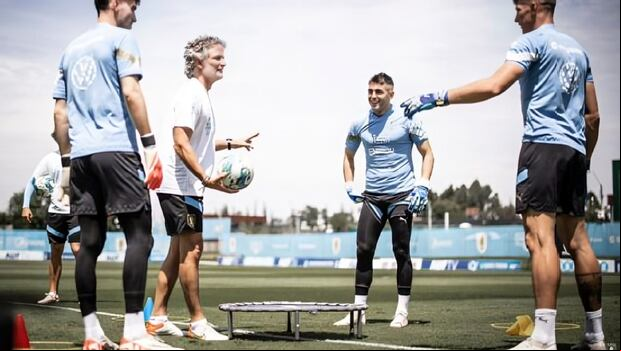 Carlos Nicola como entrenador de arqueros de la Selección de Uruguay. (Foto: Difusión).