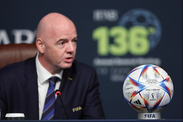 La IFAB discute estos días en Londres si ampliar el poder del VAR y utilizarlo para acciones como los córners, las faltas y las tarjetas amarillas.