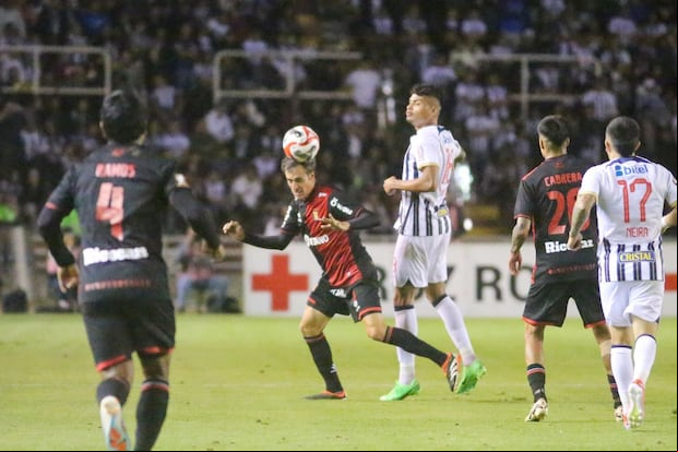 Jeriel De Santis fue neutralizado por la defensa del 'Dominó'. (Joel Alonzo/ @photo.gec)