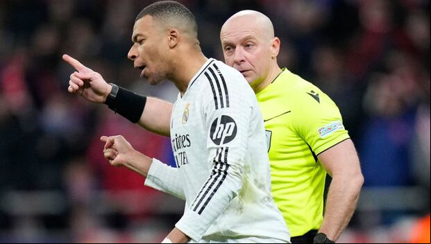 Kylian Mbappé le reclamó a Szymon Marciniak por el penal de Julián Álvarez. (Foto: Getty Images)