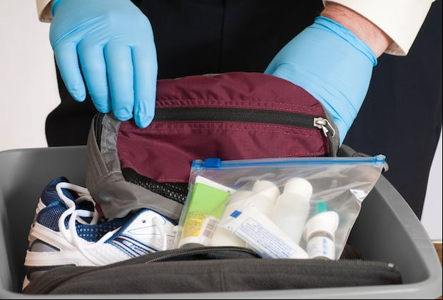 Cada artículo no puede superar los 100 ml. (Foto: leezsnow/iStock)