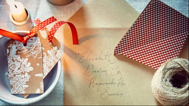 Prepara una tarjeta con uno de estos saludos para desear una Feliz Navidad 2024 a tus seres queridos. (Foto: iStock)