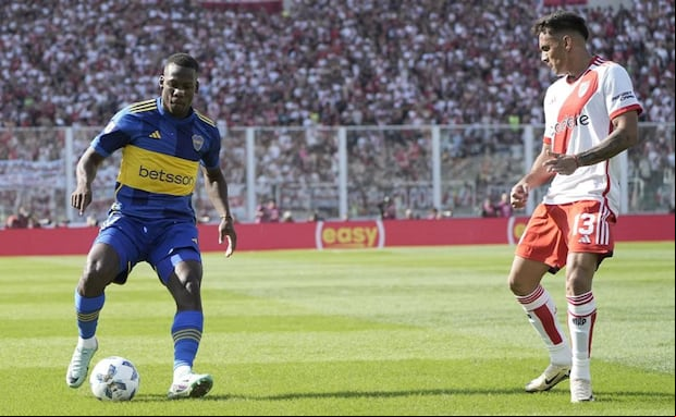 Luis Advíncula fue uno de los mejores en el triunfo de Boca sobre River por cuartos de final de Copa de la Liga. (Foto: Agencias)
