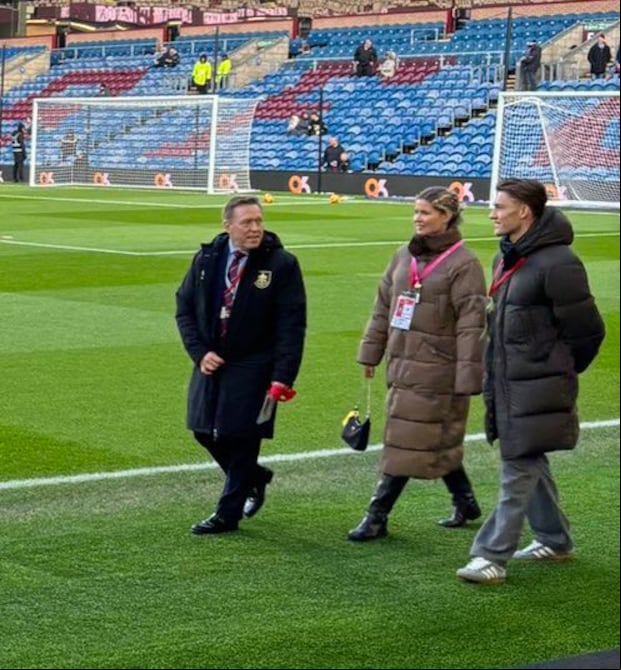 Oliver Sonne reconociendo el campo del Burnely. (Foto: Ben Chapman / @Chapmanting)