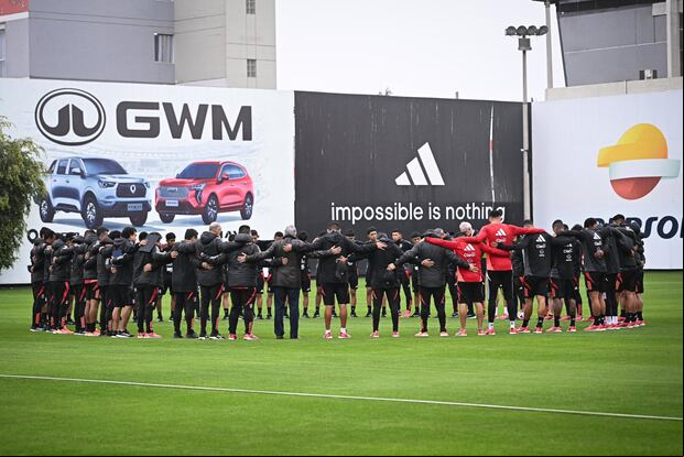 Jorge Fossati, su comando técnico y los jugadores del medio local. (Foto: Bicolor)