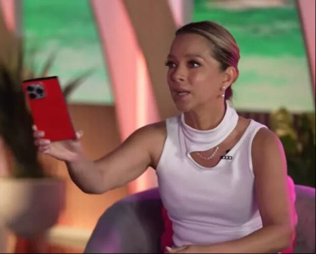 Adamari López recibiendo una llamada de Toni Costa en pleno programa en vivo (Foto: Univision)