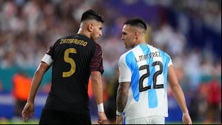 El tenso enfrentamiento entre Carlos Zambrano y Lautaro Martínez durante el Perú vs. Argentina