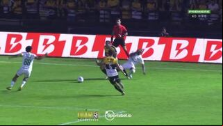¡Vio la roja y solo jugó 13 minutos! Tras terrible manotazo, Miguel Trauco fue expulsado