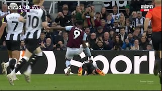 ¿Fue a propósito? La roja a Jhon Durán por un pisotón en el Aston Villa vs. Newcastle