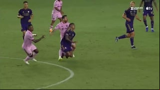 ¡Se picó la ‘Pulga’! Messi fue amonestado tras dura falta a Cartagena